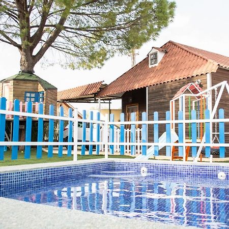 Bungalow Perotonar Ideal Para Familia Con Ninos La Puebla de Cazalla Kültér fotó